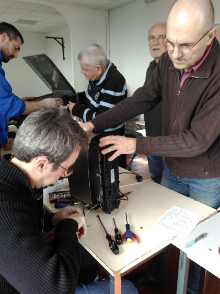 Réparateurs et visiteurs lors de l'atelier Repair Café de Grasse du mois de février